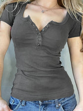 Geripptes Oberteil mit kurzen Ärmeln und Knopfleiste